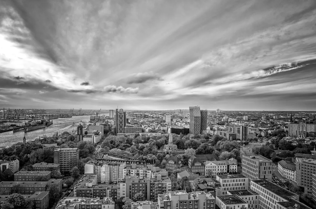 Blick über Hamburg vom Turm des Michel bis zu den Hafenkränen an der Elbe